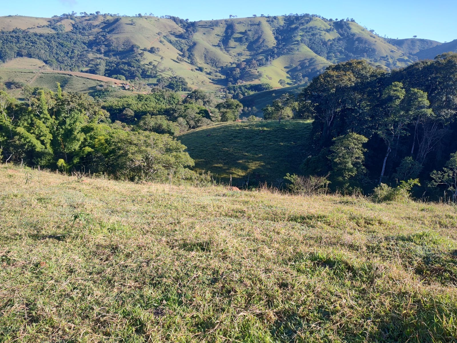 Linda vista para as montanhas