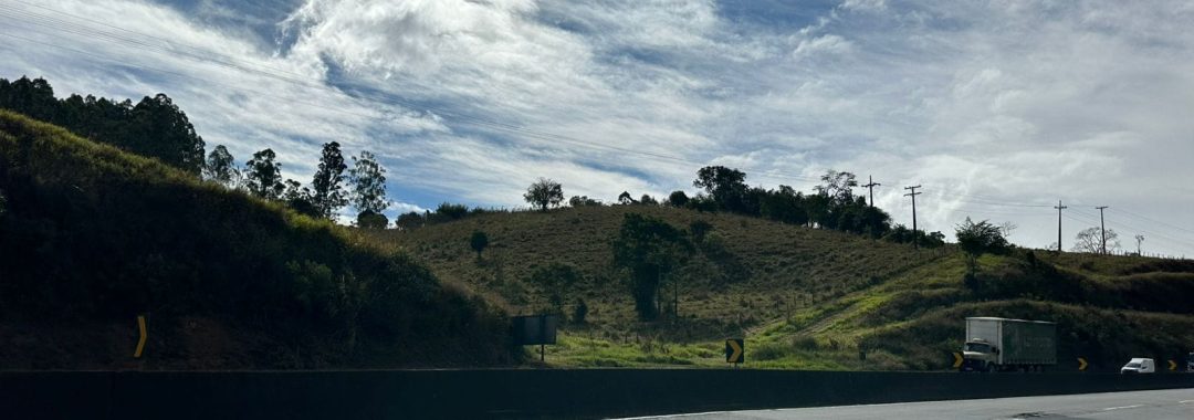 Área industrial de 96.000 m² em CambuíMG com frente para a Rodovia Fernão Dias e estrada municipal nos fundos (2)