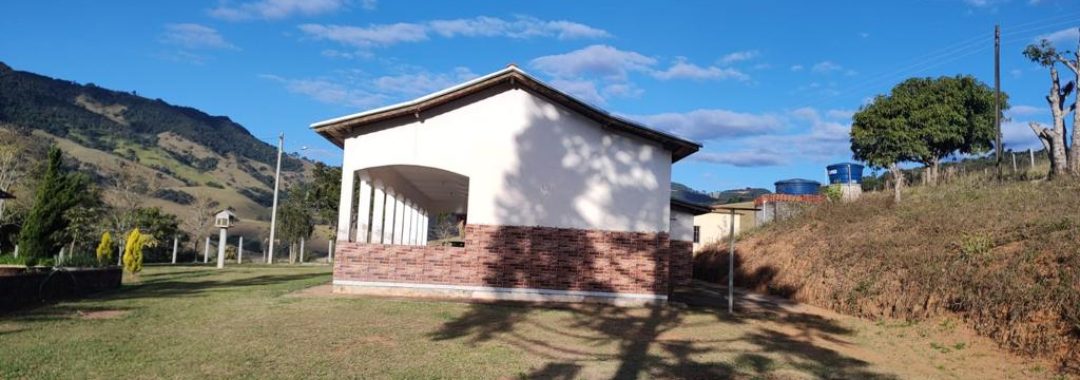 chacara-de-3-600m-com-casa-e-vista-panoramica-cambui-mg (15)