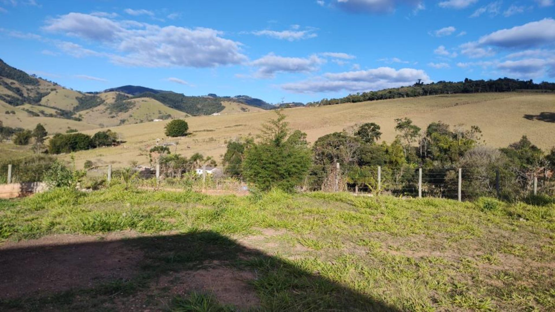 chacara-de-3-600m-com-casa-e-vista-panoramica-cambui-mg (18)