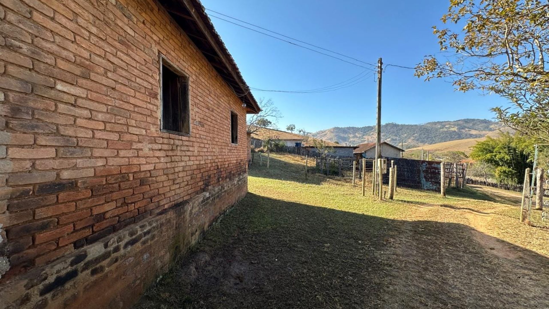 sitio-com-40-000m²-em-cambui-mg-com-casa-simples-de-roca-e-area-de-pastagem (4)