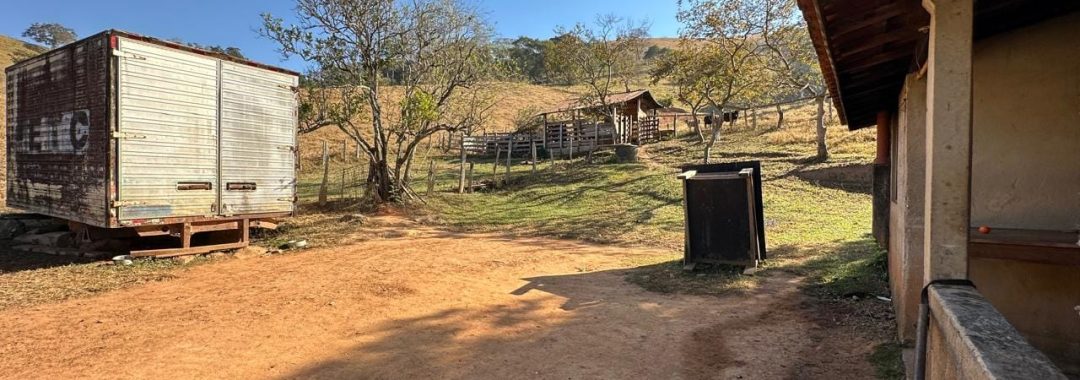 sitio-com-40-000m²-em-cambui-mg-com-casa-simples-de-roca-e-area-de-pastagem (5)