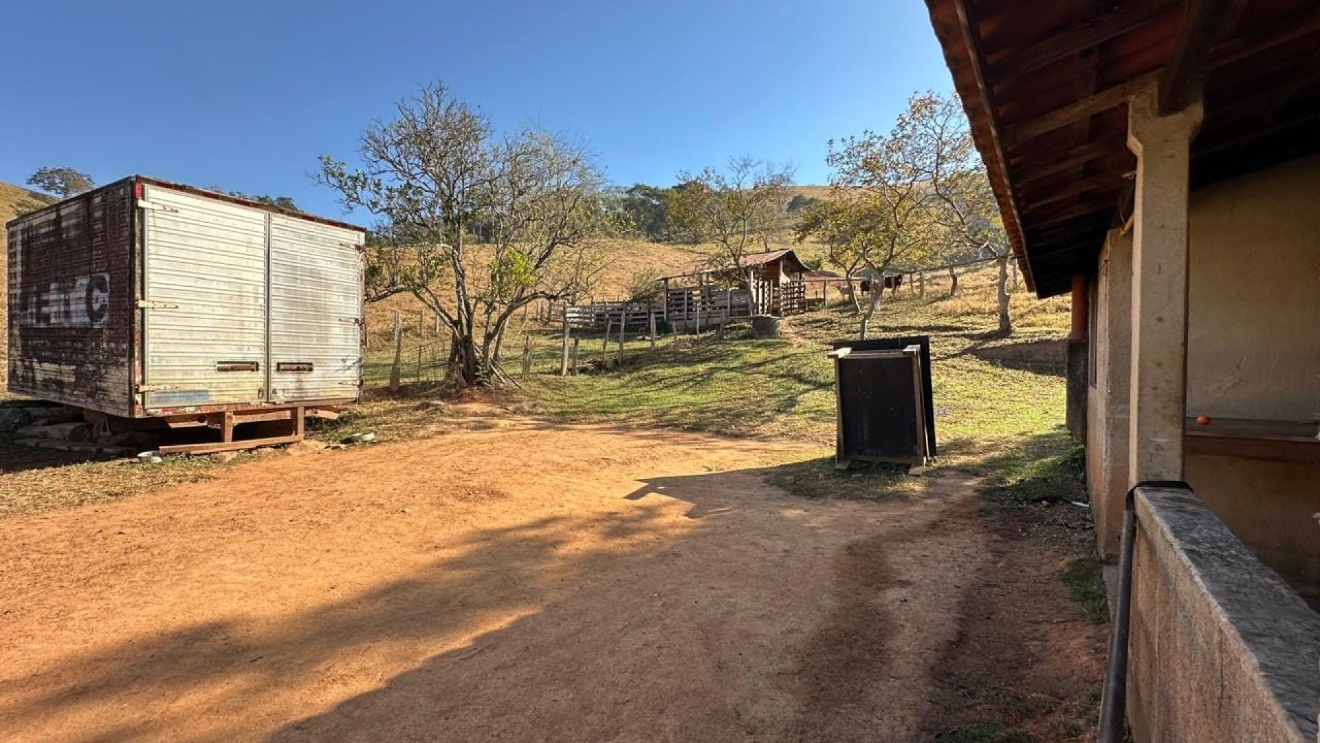 sitio-com-40-000m²-em-cambui-mg-com-casa-simples-de-roca-e-area-de-pastagem (5)