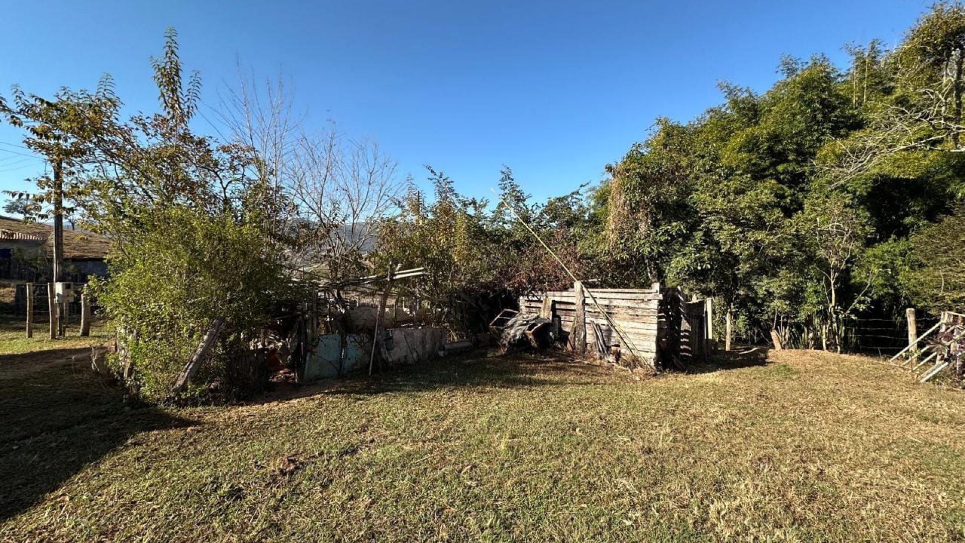 sitio-com-40-000m²-em-cambui-mg-com-casa-simples-de-roca-e-area-de-pastagem (6)