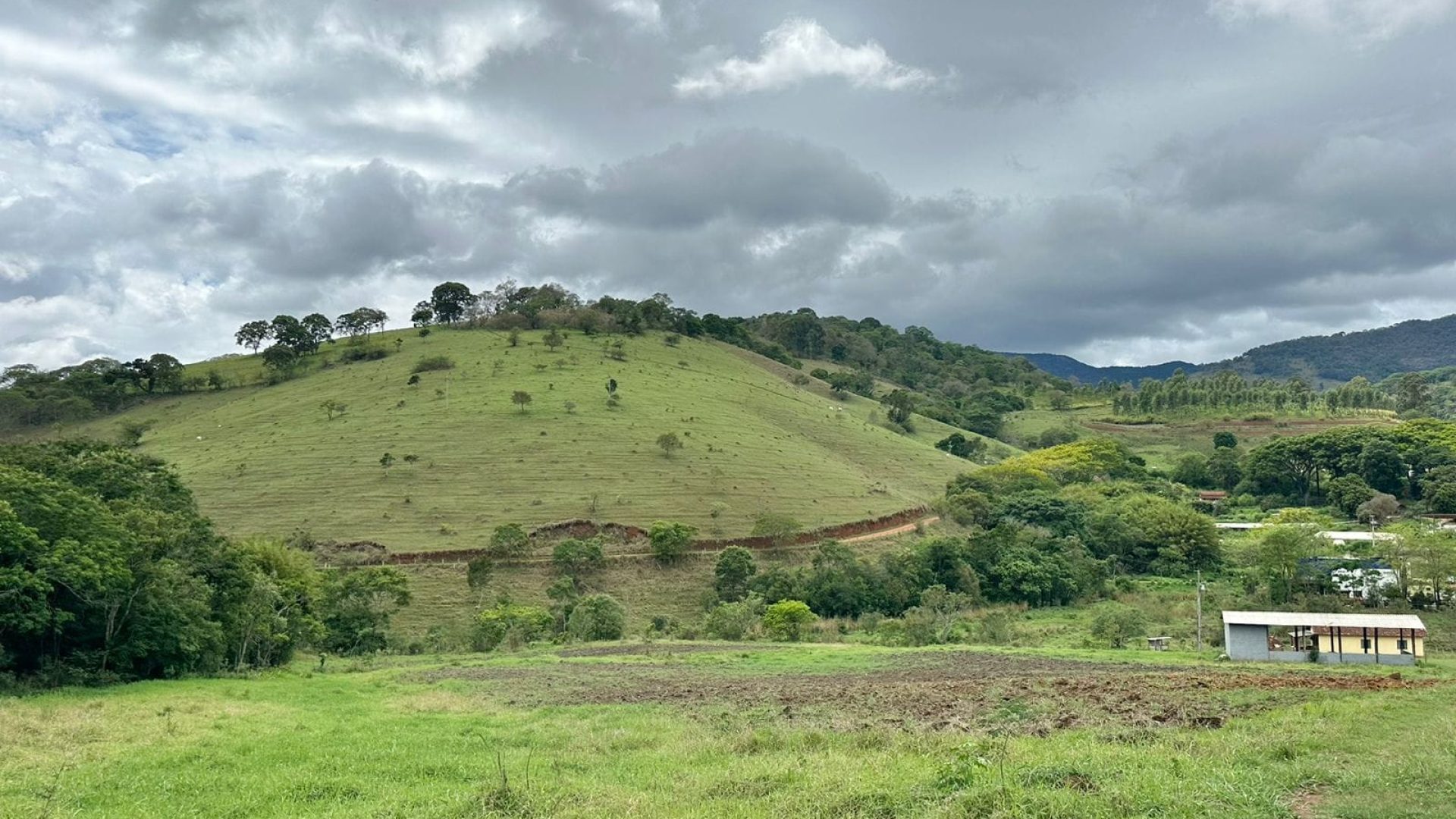 sitio-de-10-alqueires-no-sul-de-mg-com-casa-simples-riacho-e-area-verde-a-2h-de-sao-paulo (9)