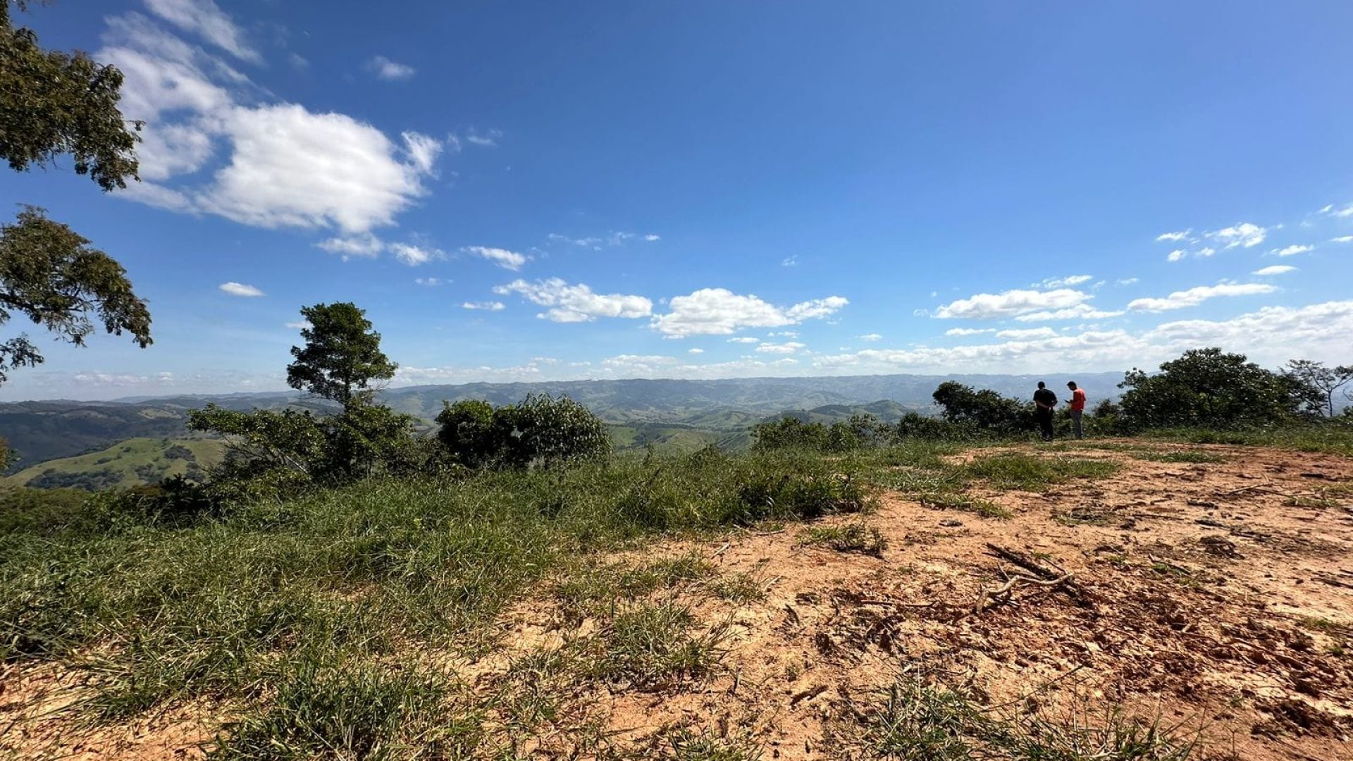 terreno-rural-com-plato-e-lindissima-vista-panoramica-no-corrego-do-bom-jesus-mg (1)