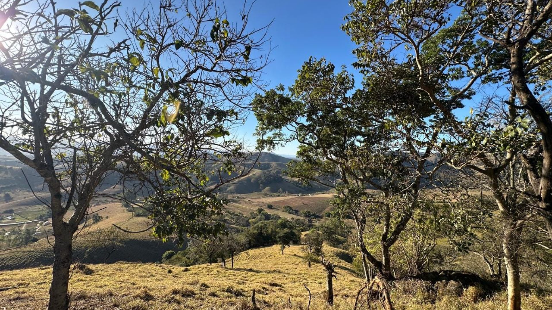 terreno-rural-de-10-alqueires-na-serra-da-mantiqueira-vista-panoramica-e-nascente-corrego-do-bom-jesus-mg (1)