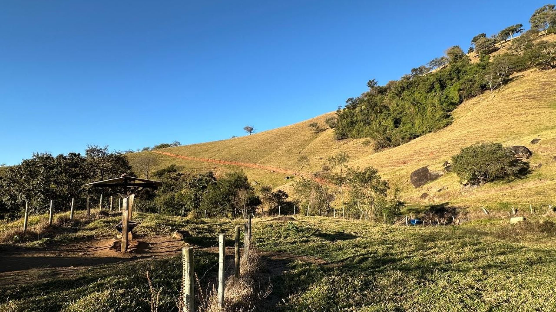 terreno-rural-de-10-alqueires-na-serra-da-mantiqueira-vista-panoramica-e-nascente-corrego-do-bom-jesus-mg (4)
