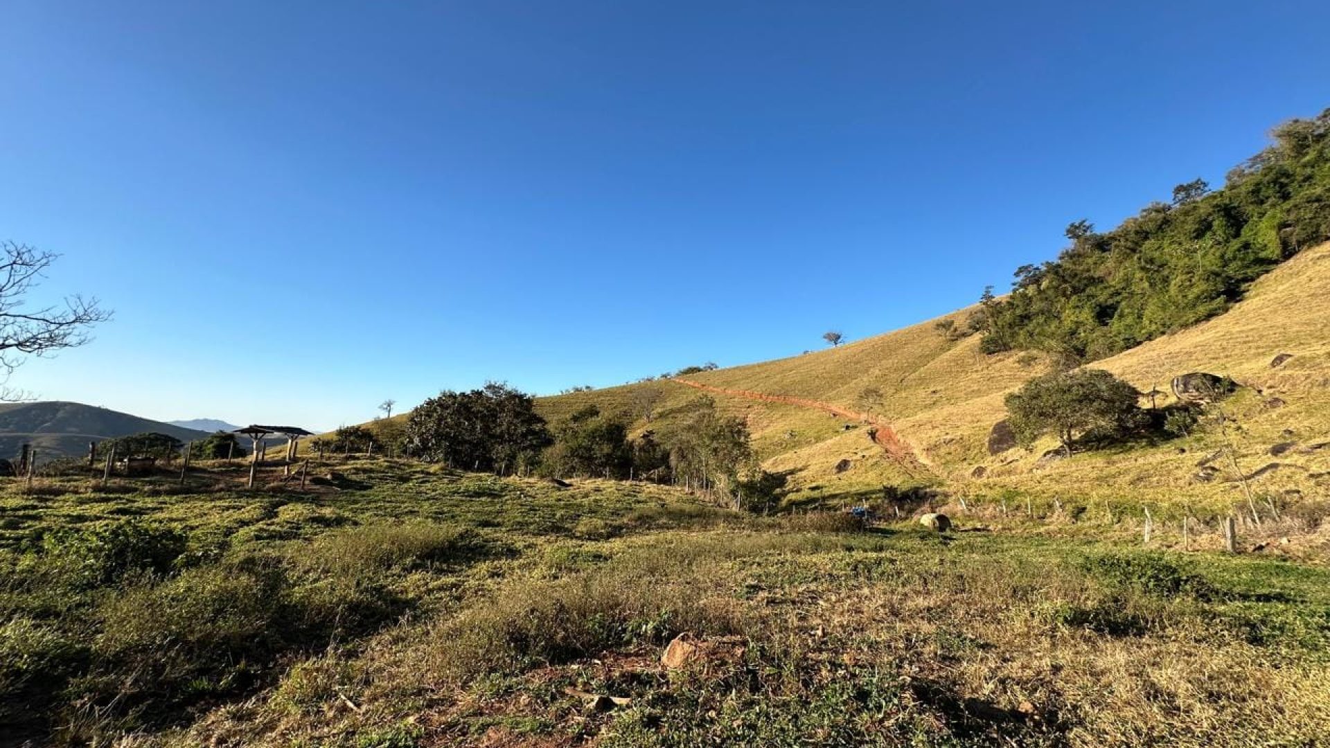 terreno-rural-de-10-alqueires-na-serra-da-mantiqueira-vista-panoramica-e-nascente-corrego-do-bom-jesus-mg (7)